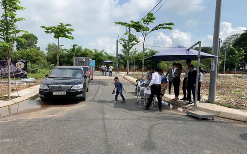 Hiện nay xuất hiện tình trạng nhà đầu cơ đẩy giá đất lên cao gây ra sốt đất ảo ở một số khu vực ở Hà Nội