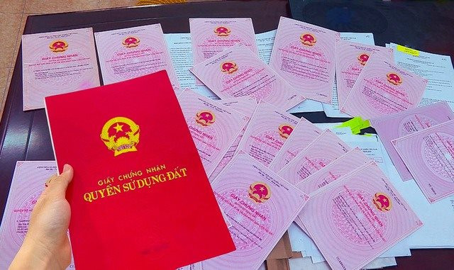 Phí làm sổ đỏ tăng thế nào khi sáp nhập tỉnh thành và thay đổi bảng giá đất hàng năm?